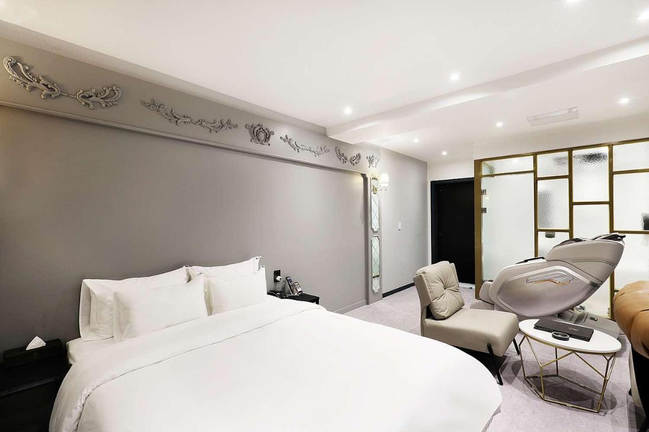 Mariposa Hotel Songtan Пхьонтхек Екстер'єр фото