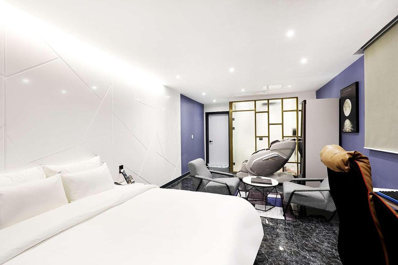 Mariposa Hotel Songtan Пхьонтхек Екстер'єр фото
