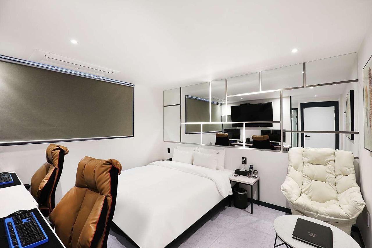 Mariposa Hotel Songtan Пхьонтхек Екстер'єр фото