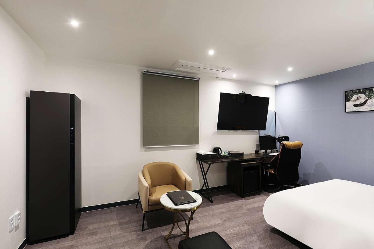 Mariposa Hotel Songtan Пхьонтхек Екстер'єр фото