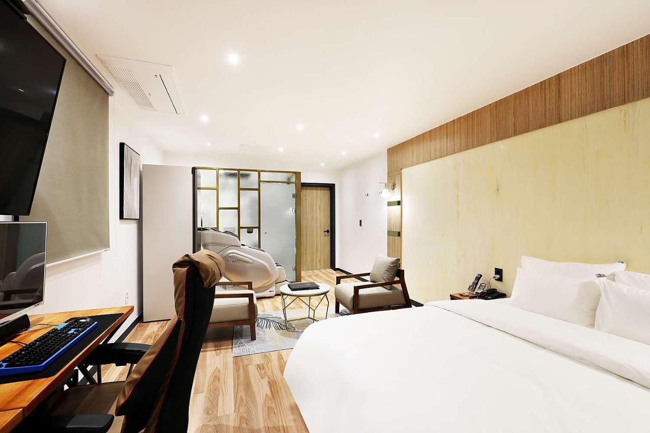 Mariposa Hotel Songtan Пхьонтхек Екстер'єр фото